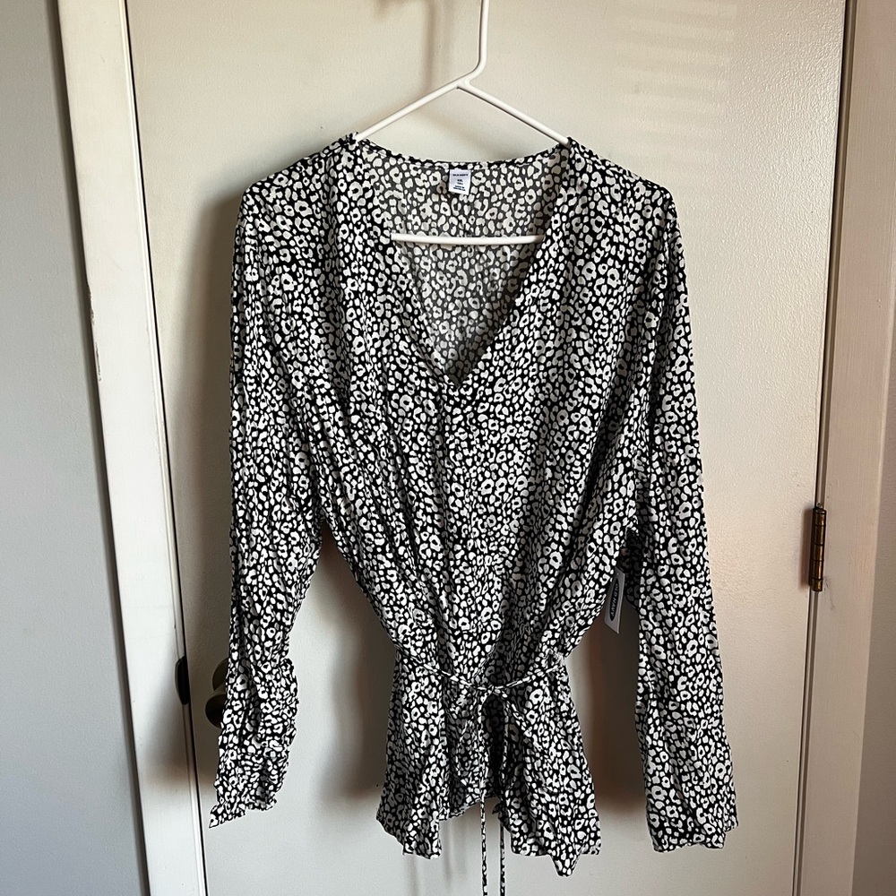 Like New! Old Navy Black and White Patterned Women's Top